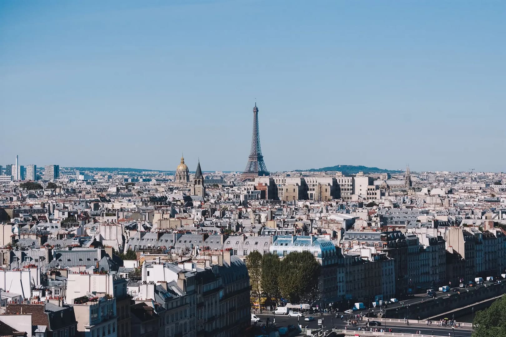 Widok wieczorny na Wieżę Eiffla w Paryżu, symbol magii i romantyzmu.